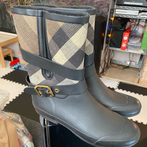 COPY - COPY - Burberry Rainboots - Picture 2 of 7